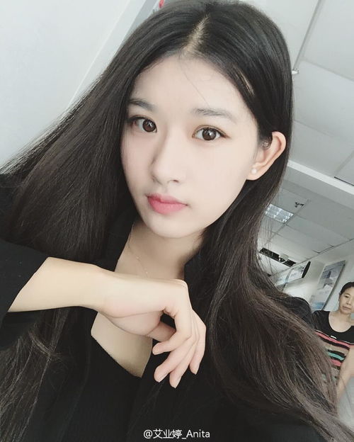 組圖 中戲女生素顏清純大長(zhǎng)腿，網(wǎng)友驚呼“撞臉劉亦菲”